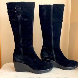 La Canadienne black suede waterproof boots 8 1/2 medium